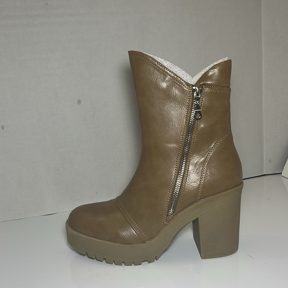 Journee collections Women's Tan Ankle Boots - Picture 6 of 9